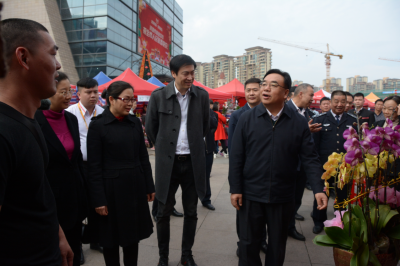 河源市委書記丁紅都一行到河源市商業中心調研迎春花市